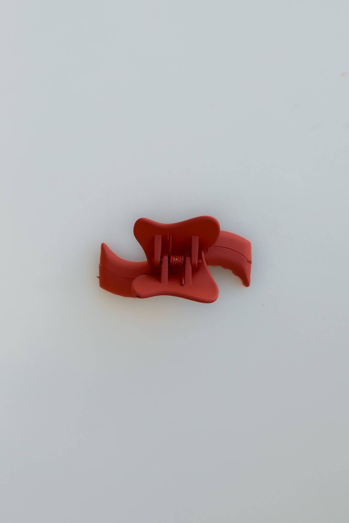 KAXI MINI WAVY HOLD EVERYTHING CLAW: TERRACOTTA