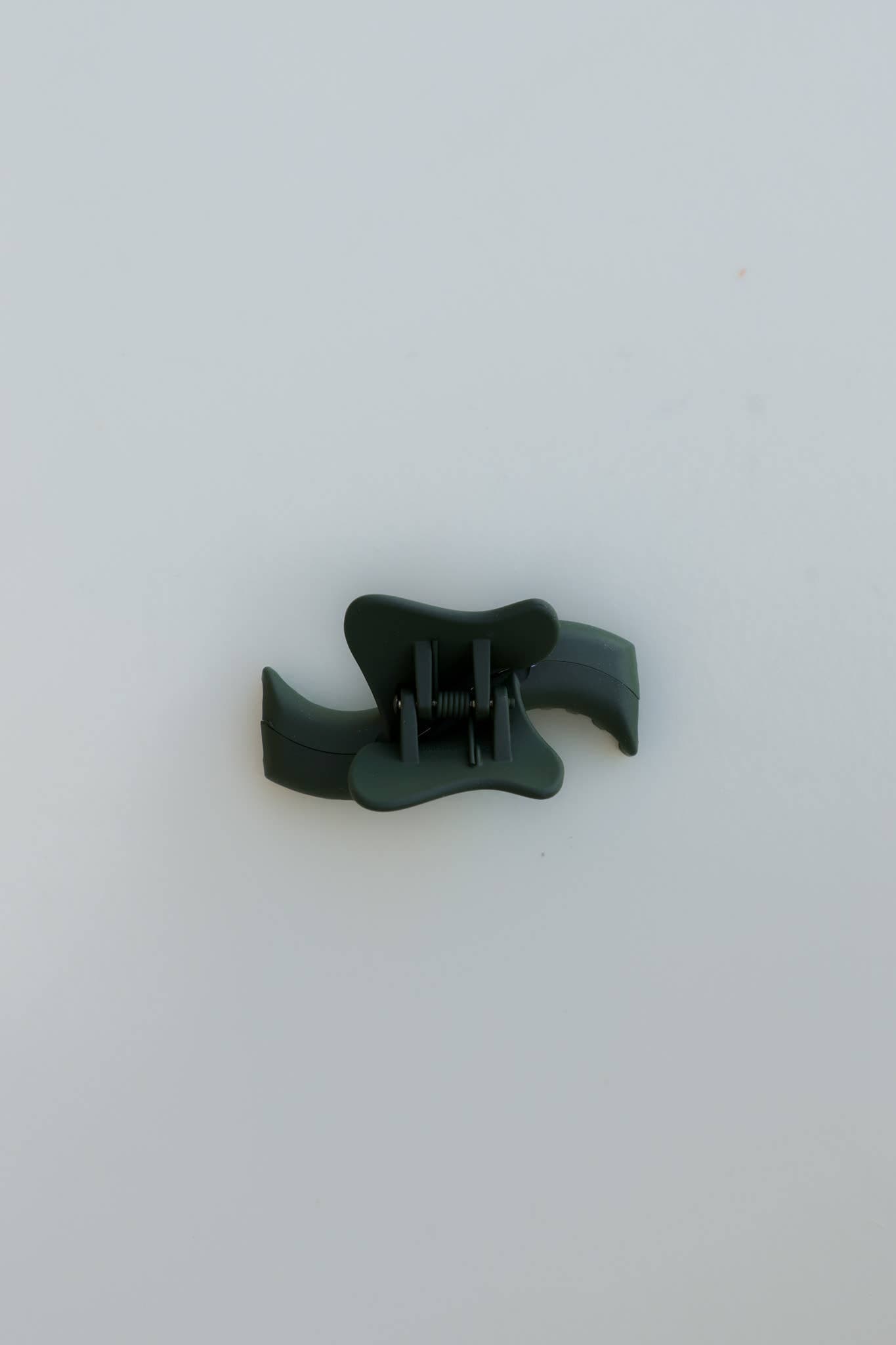 KAXI MINI WAVY HOLD EVERYTHING CLAW: EVERGREEN