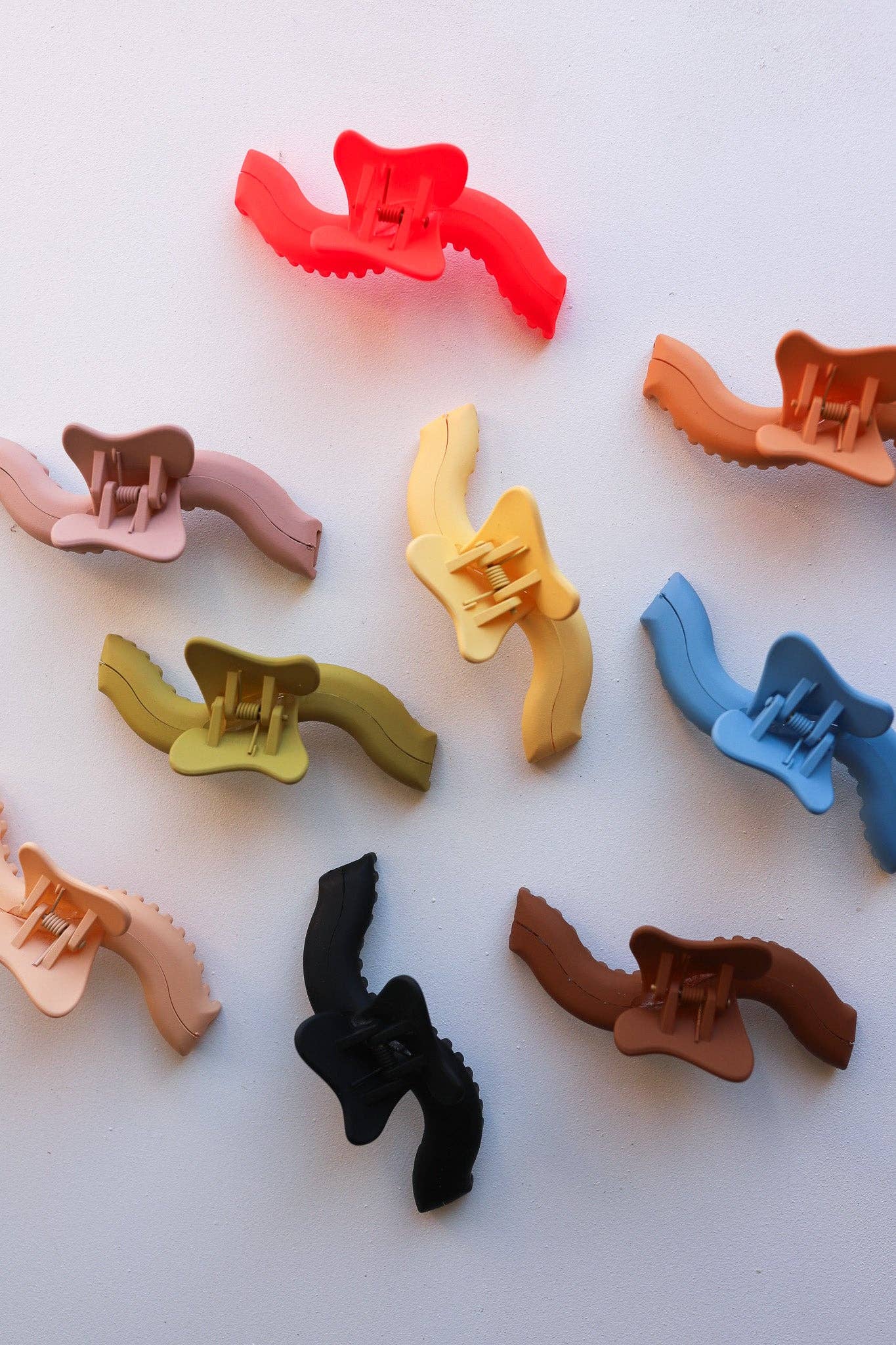 KAXI WAVY MIDI HOLD EVERYTHING CLAW: TERRACOTTA