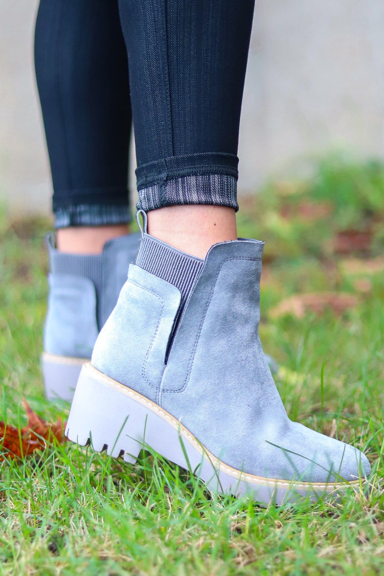Grey boot with ribbed inner backing