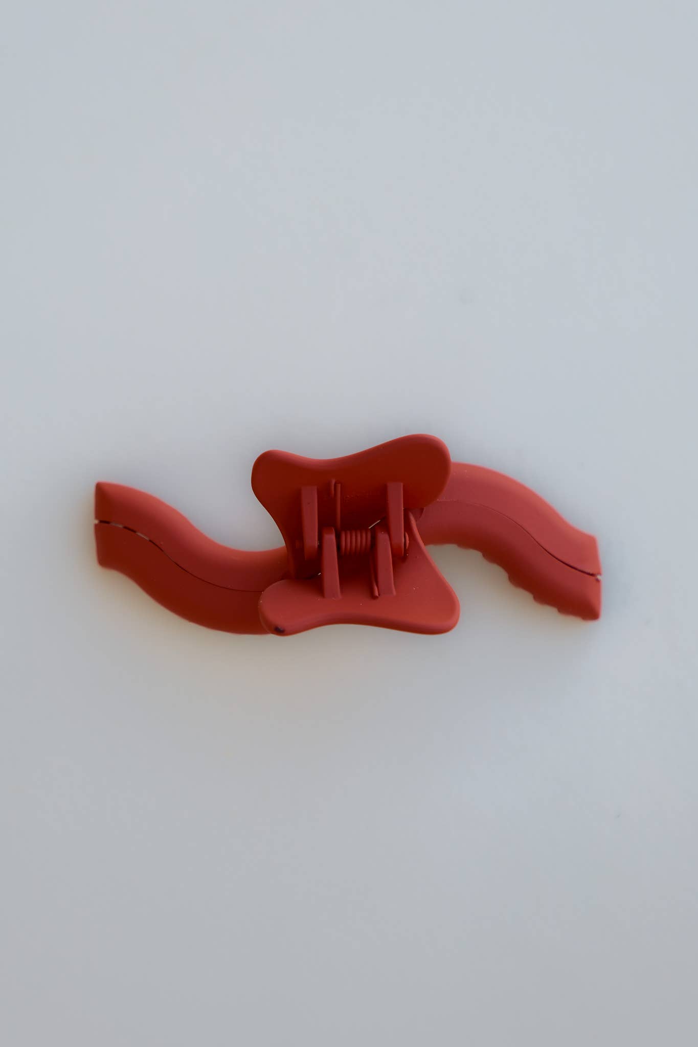 KAXI WAVY MIDI HOLD EVERYTHING CLAW: TERRACOTTA