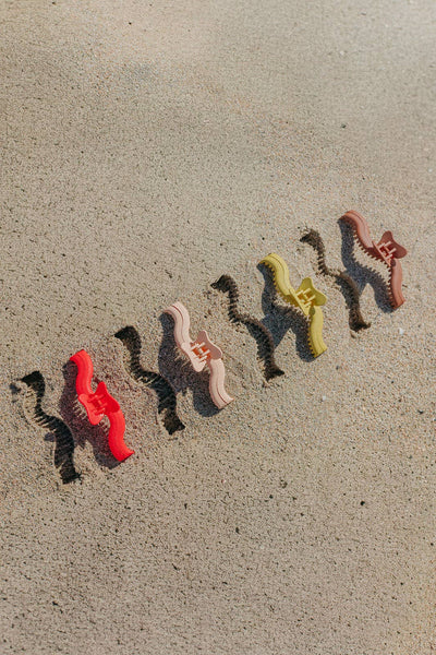 KAXI WAVY MIDI HOLD EVERYTHING CLAW: TERRACOTTA