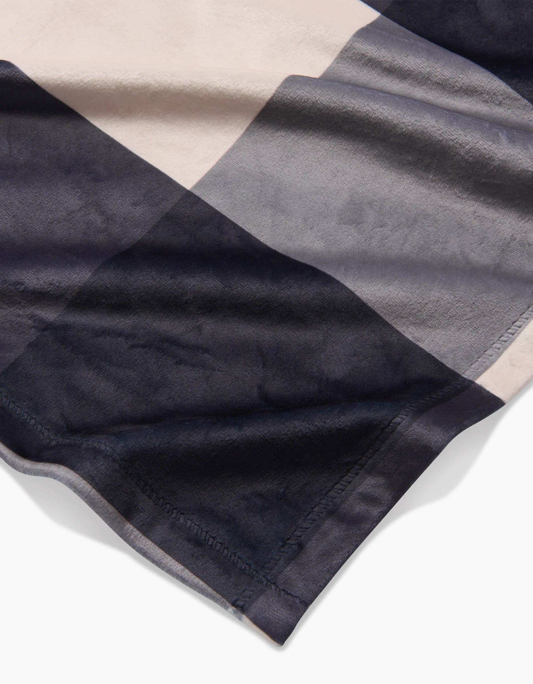 Snowy Gingham: Large - 60" x 80"