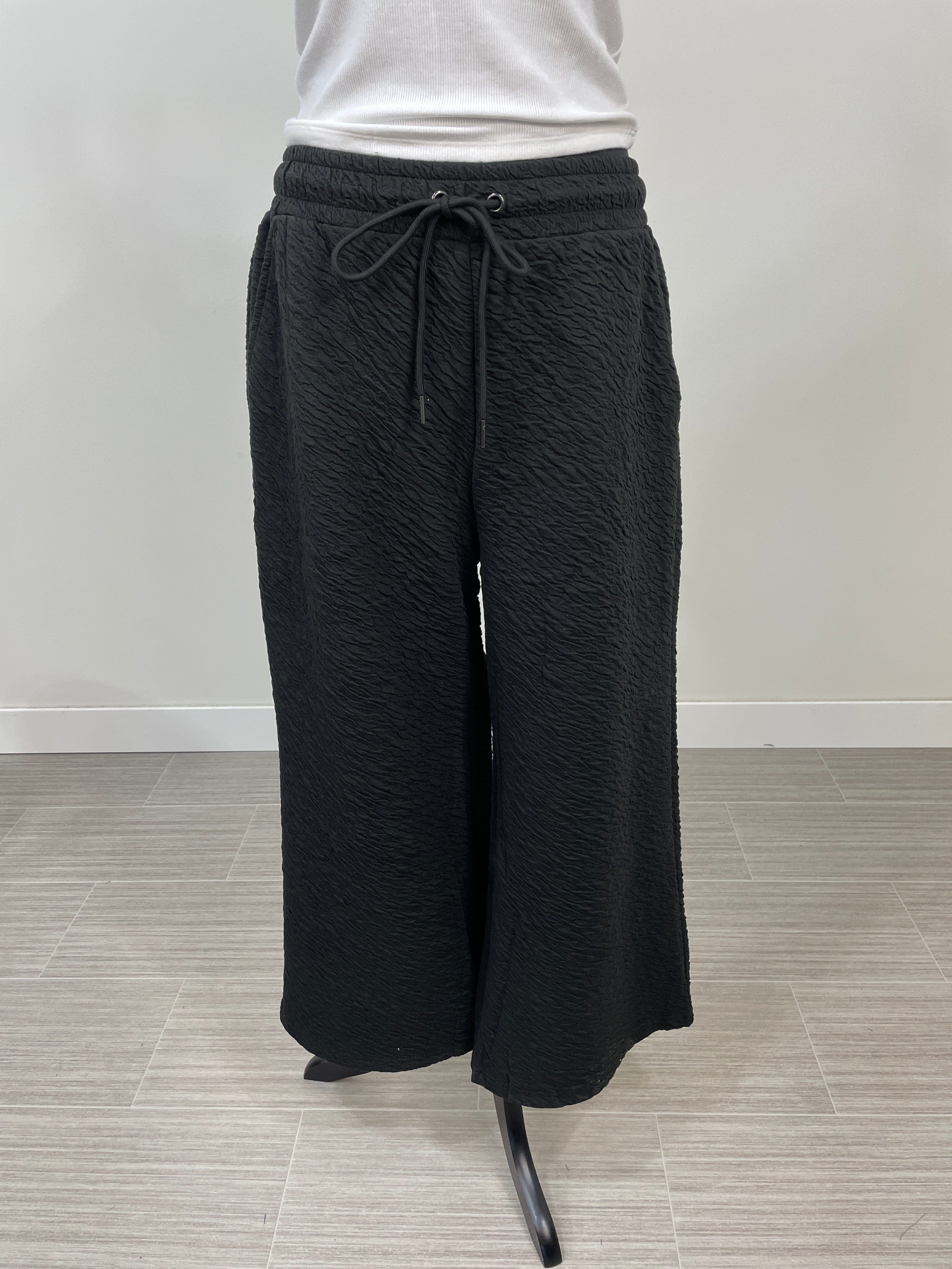 Black Crinkle Texture Cropped Pants