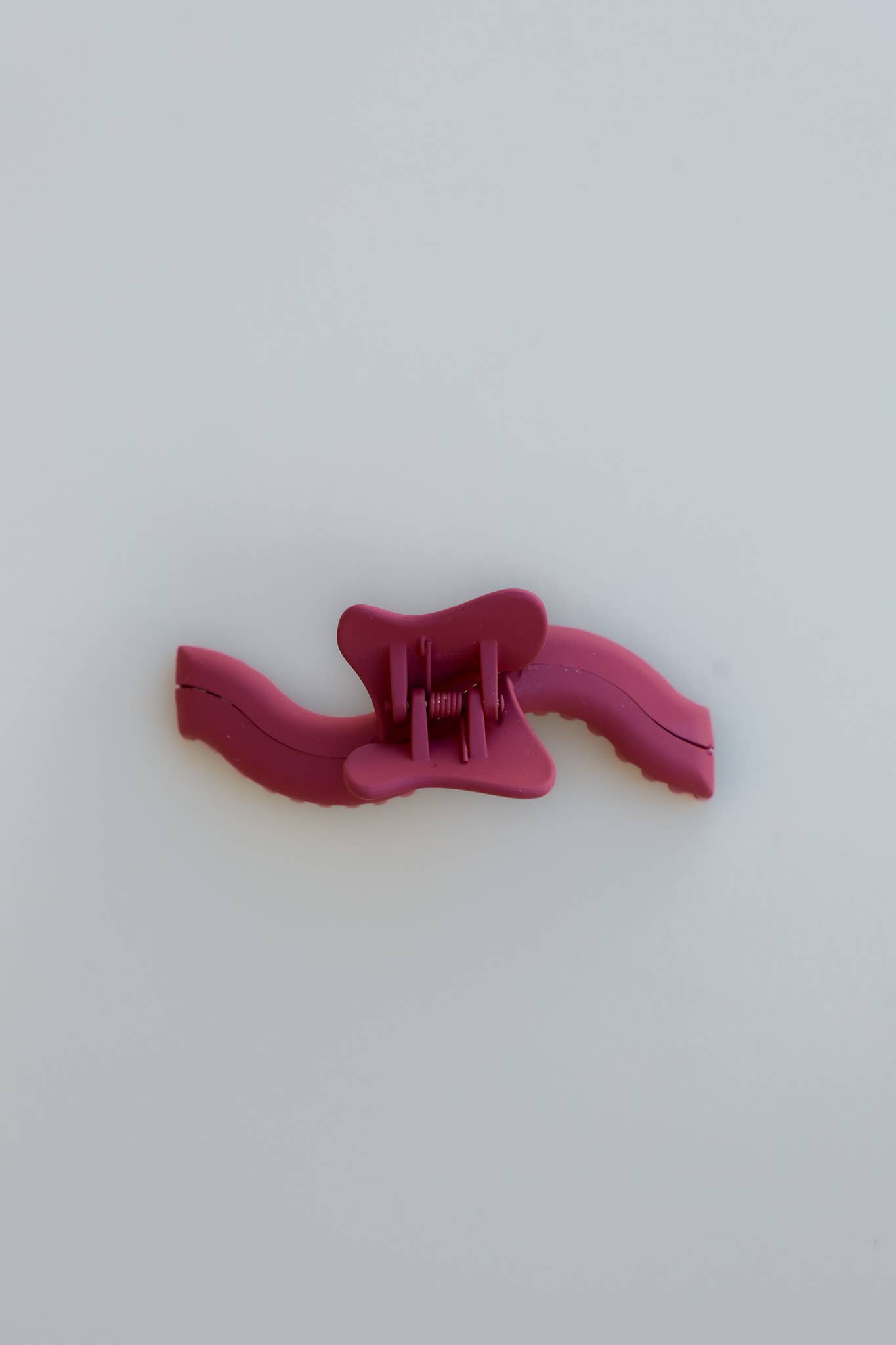 KAXI WAVY MIDI HOLD EVERYTHING CLAW: TERRACOTTA
