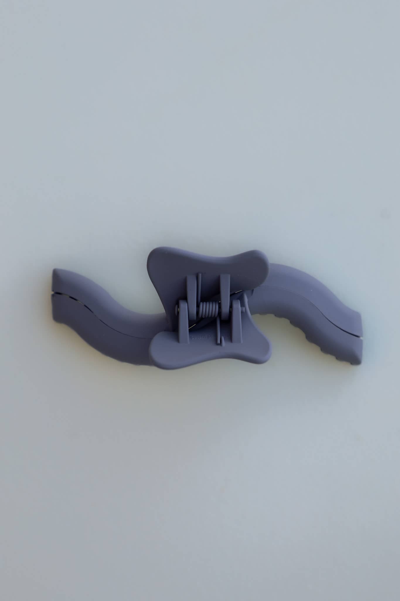 KAXI WAVY MIDI HOLD EVERYTHING CLAW: GREY