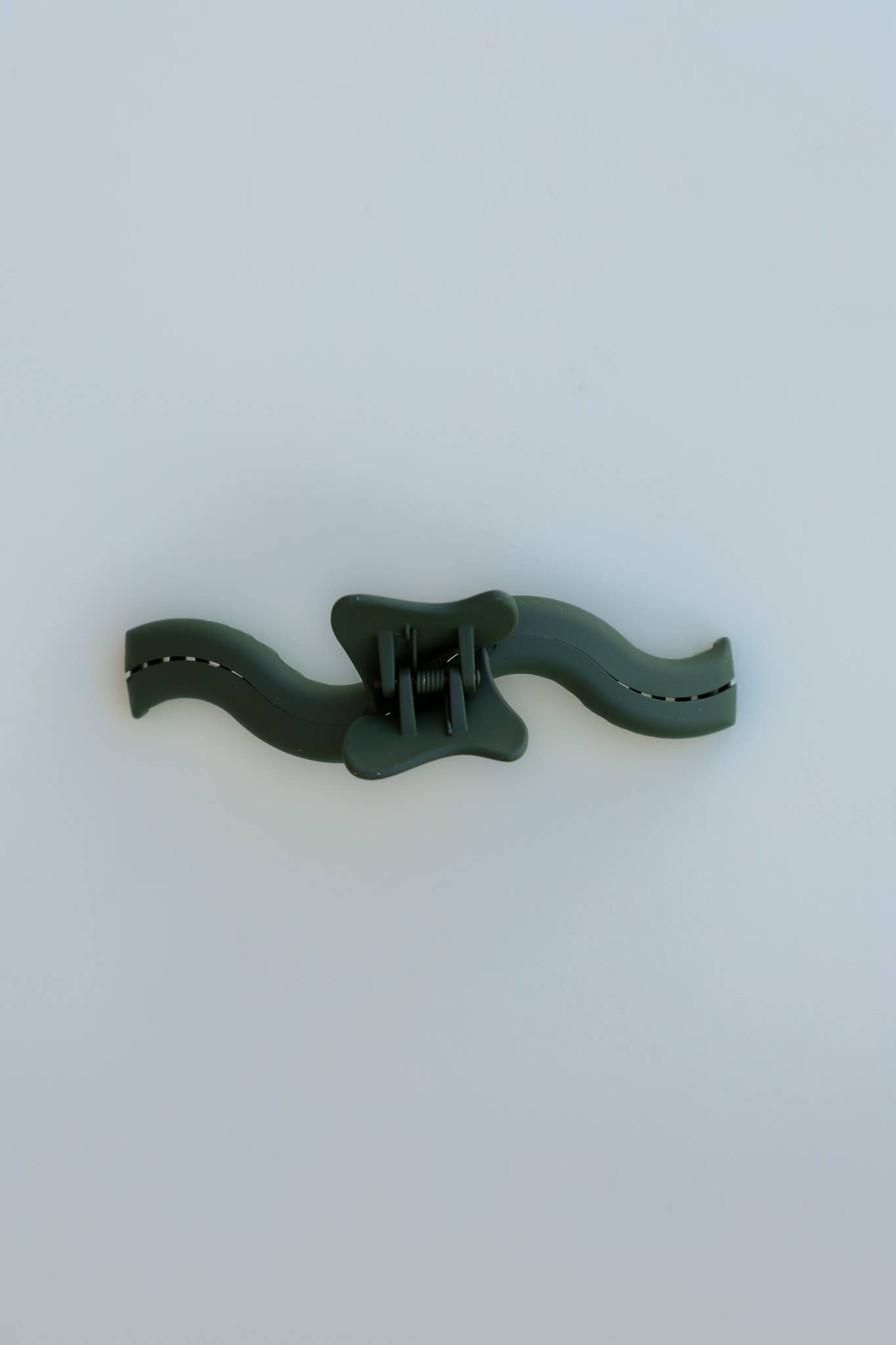 KAXI ORIGINAL WAVY HOLD EVERYTHING CLAW: EVERGREEN
