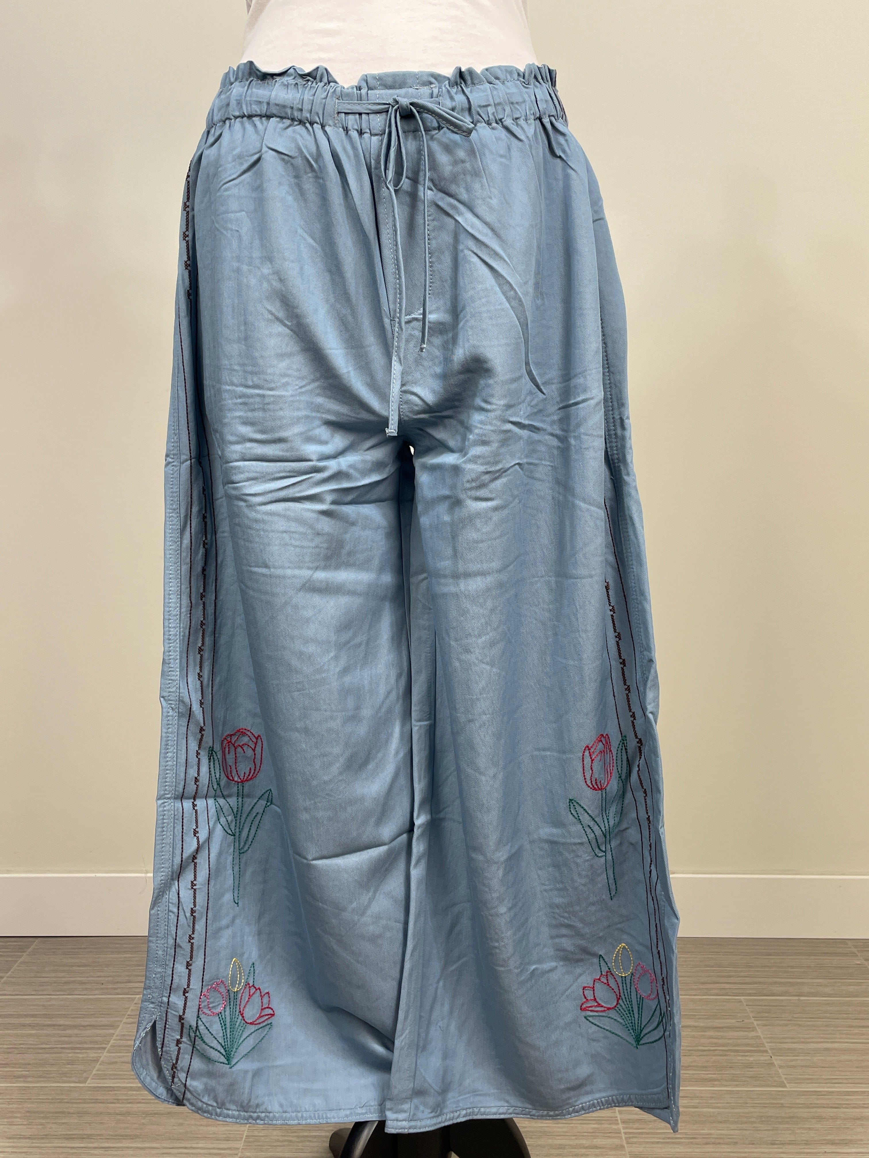 Washed Denim Tulip Embroidery Capri