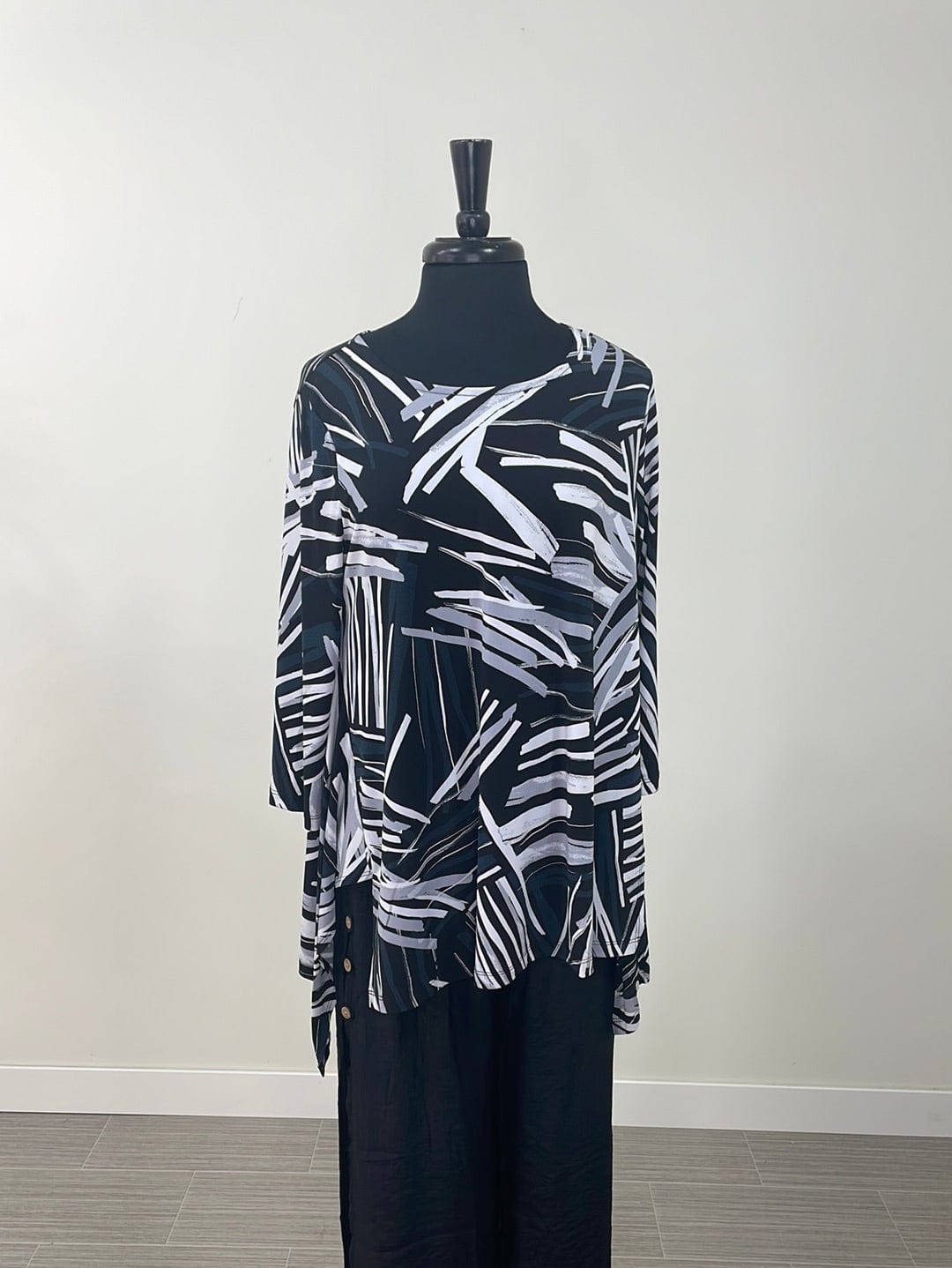Line Abstract 3/4 Sleeve Top