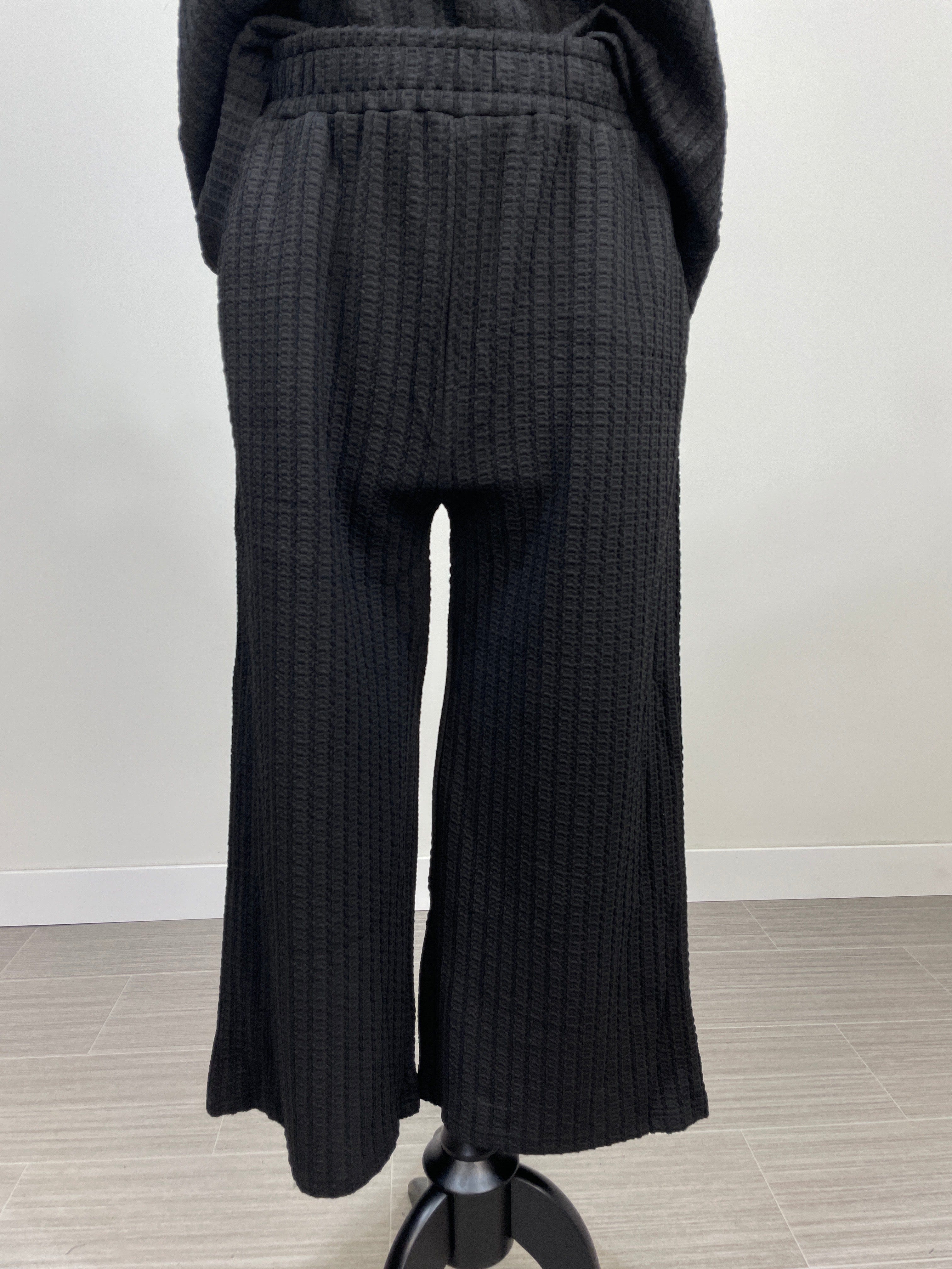 Black Textured Cropped Wide Pant