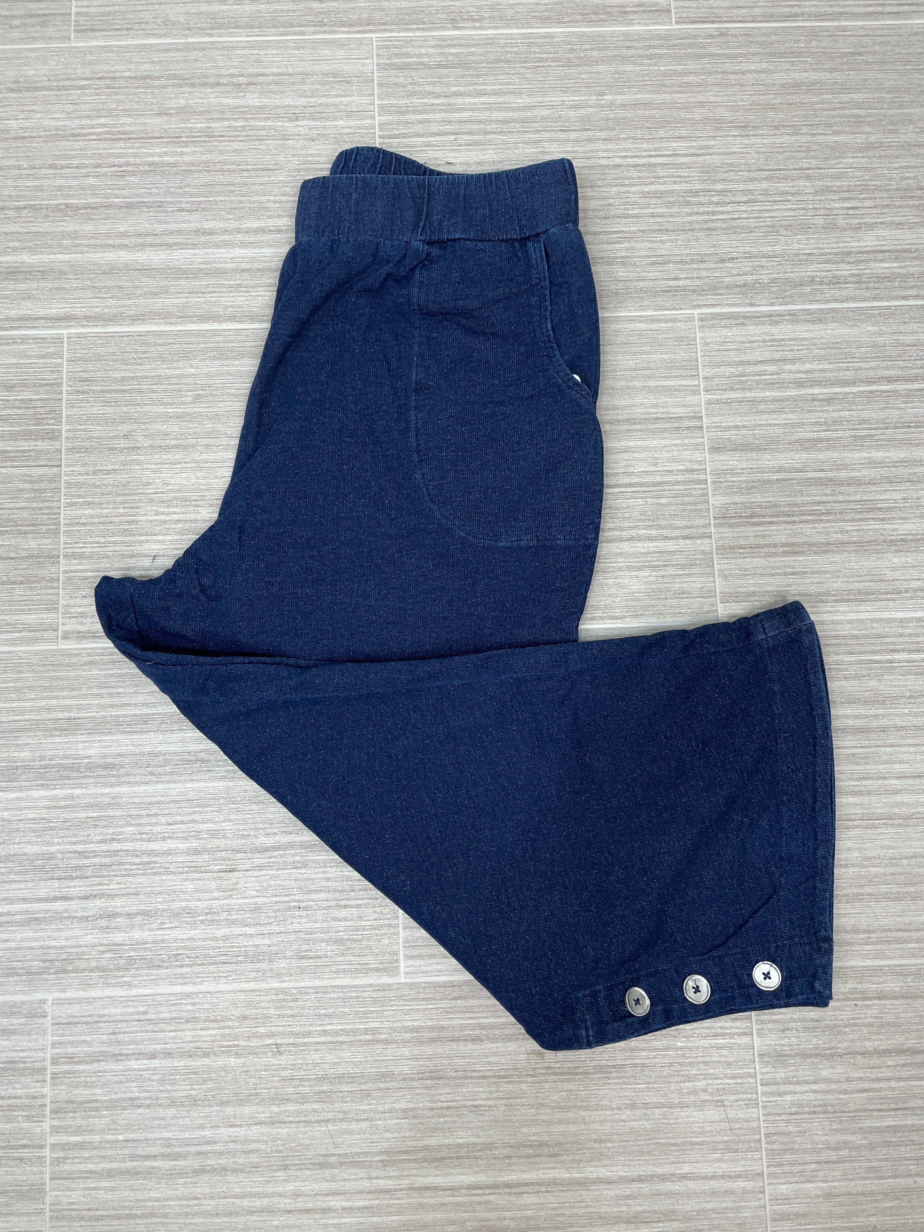 Button Leg Capri Pants