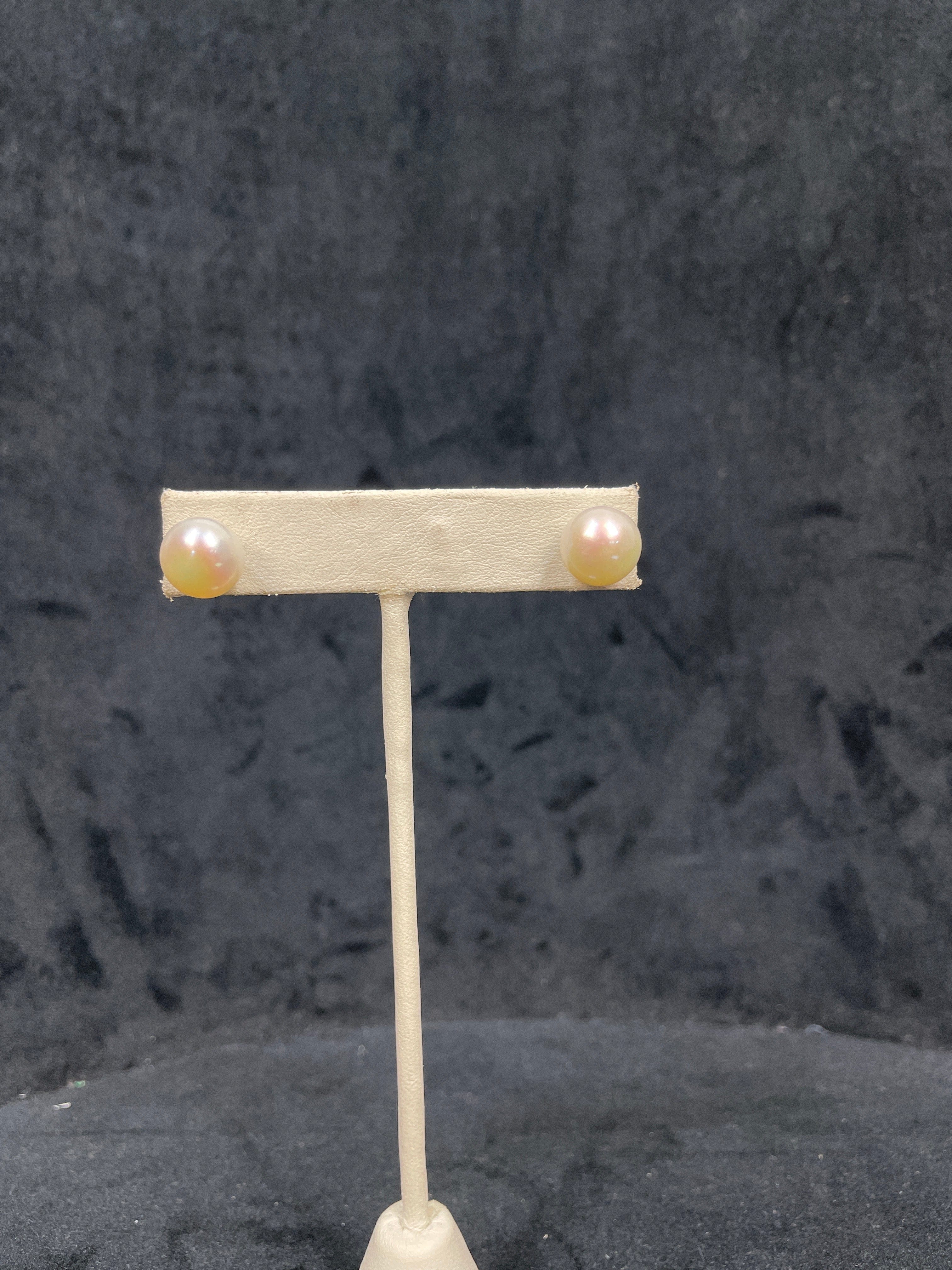 Medium Pearl Stud Earring