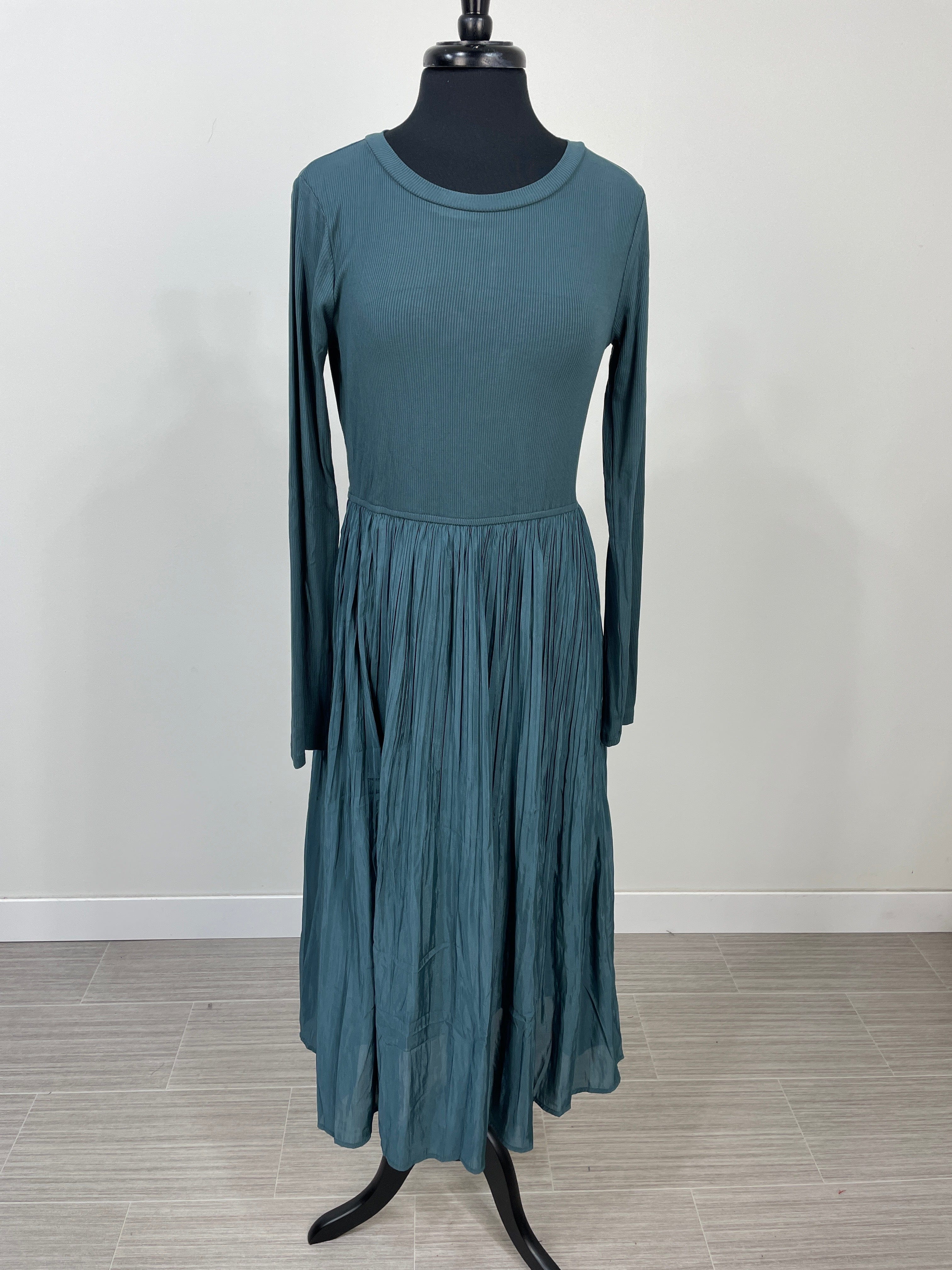 Winter Pine Knit Contrast Pleated Dress