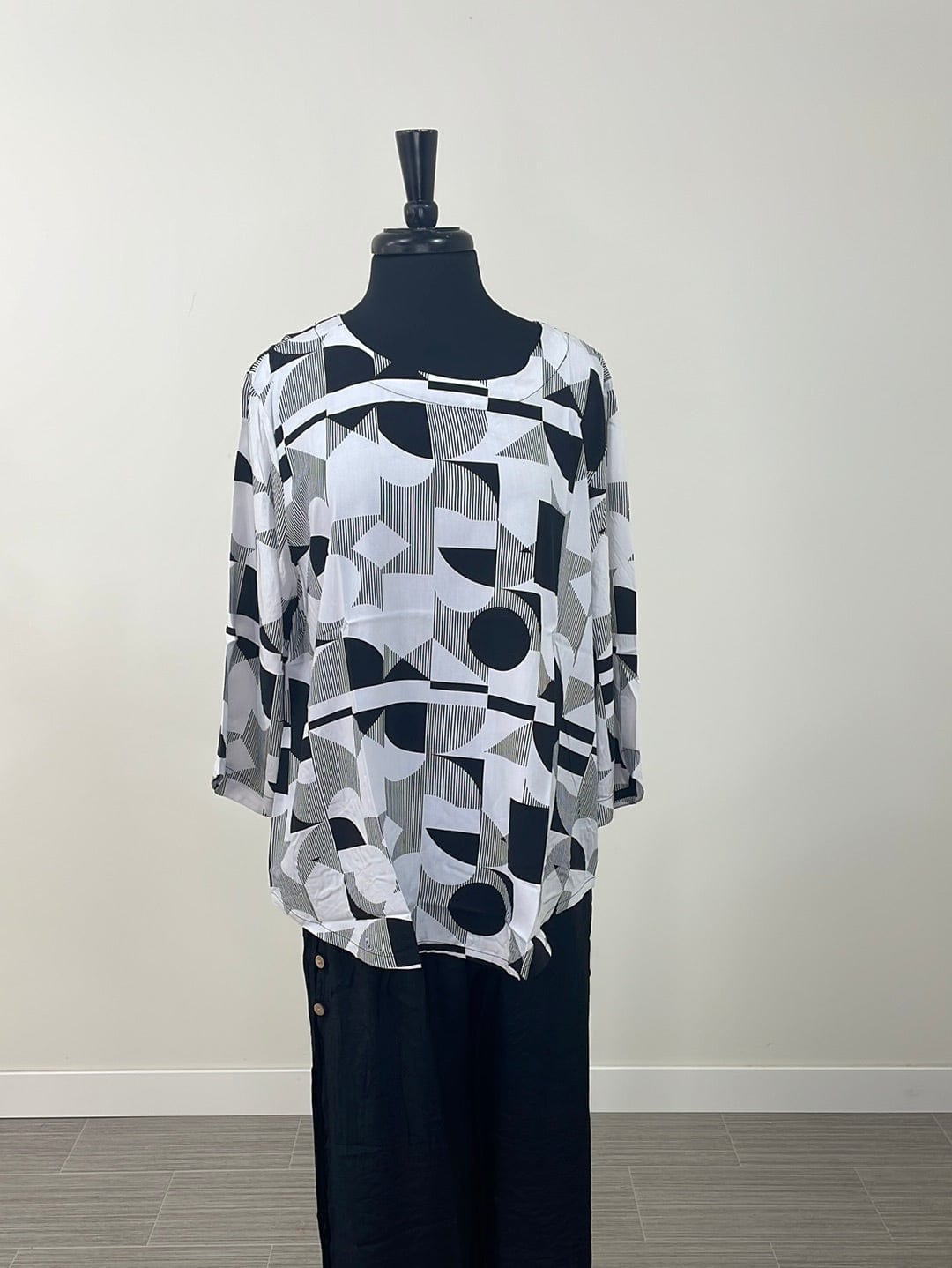 B & W Geo Print 3/4 Sleeve Top