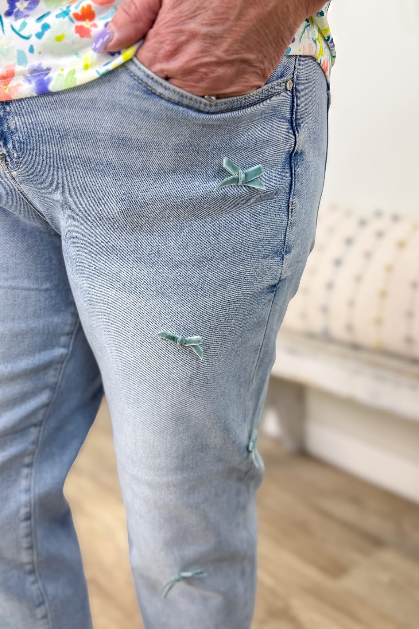 Light High Rise-Crop Barrel Ribbon Jeans Detail