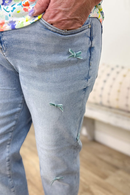 Light High Rise-Crop Barrel Ribbon Jeans Detail