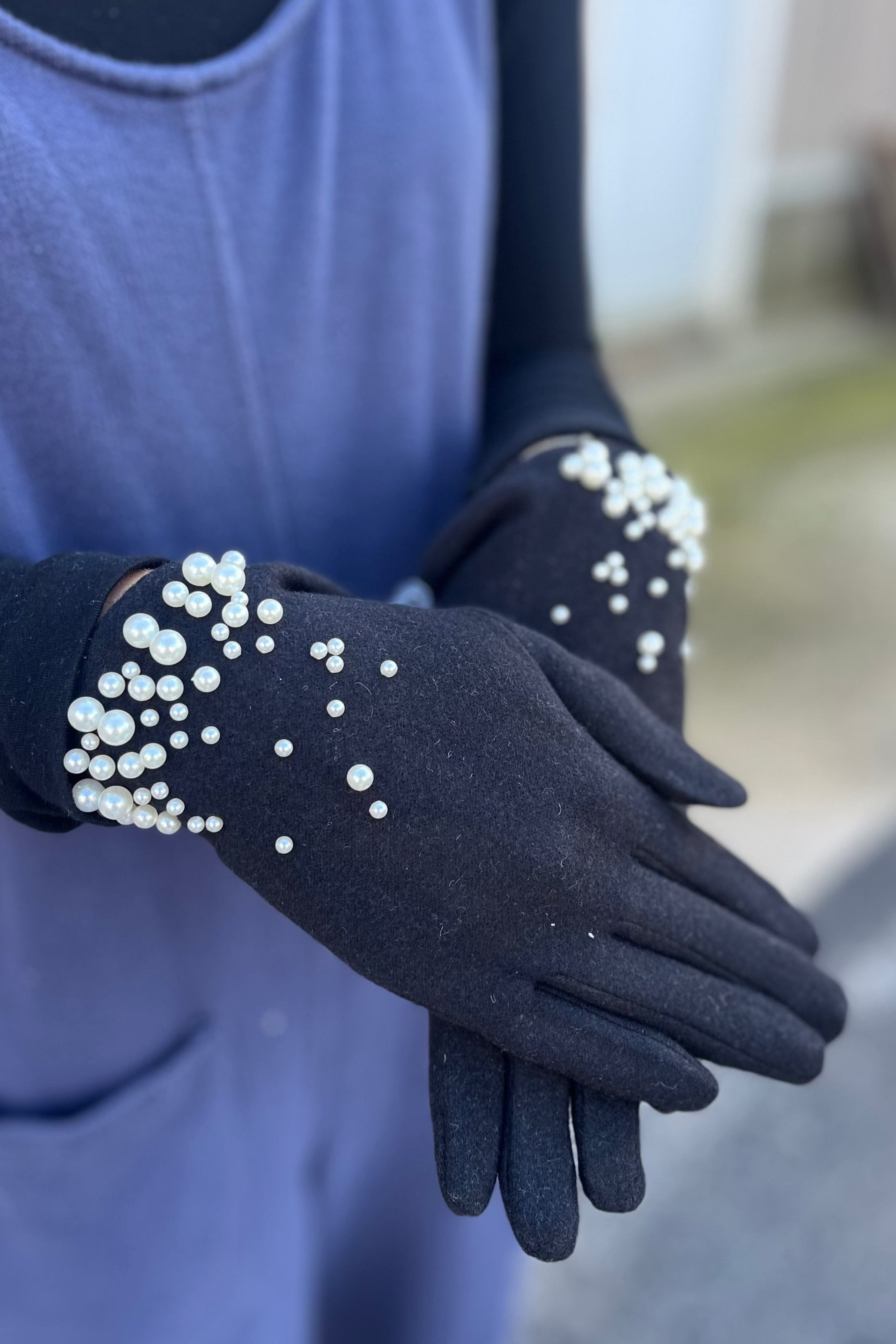 Black Felted Gloves with Pearls