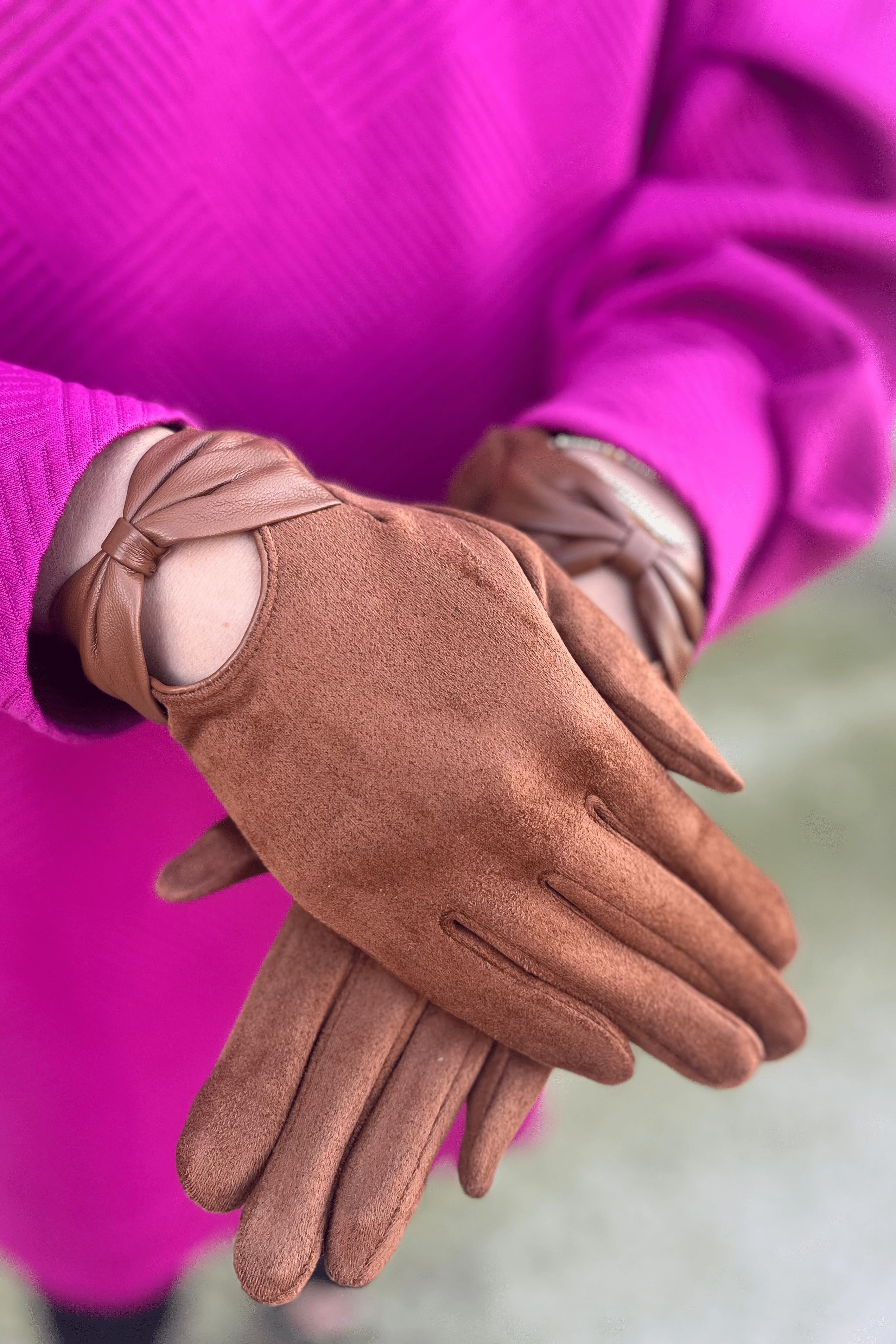 Camel Bow Leatherette Glove