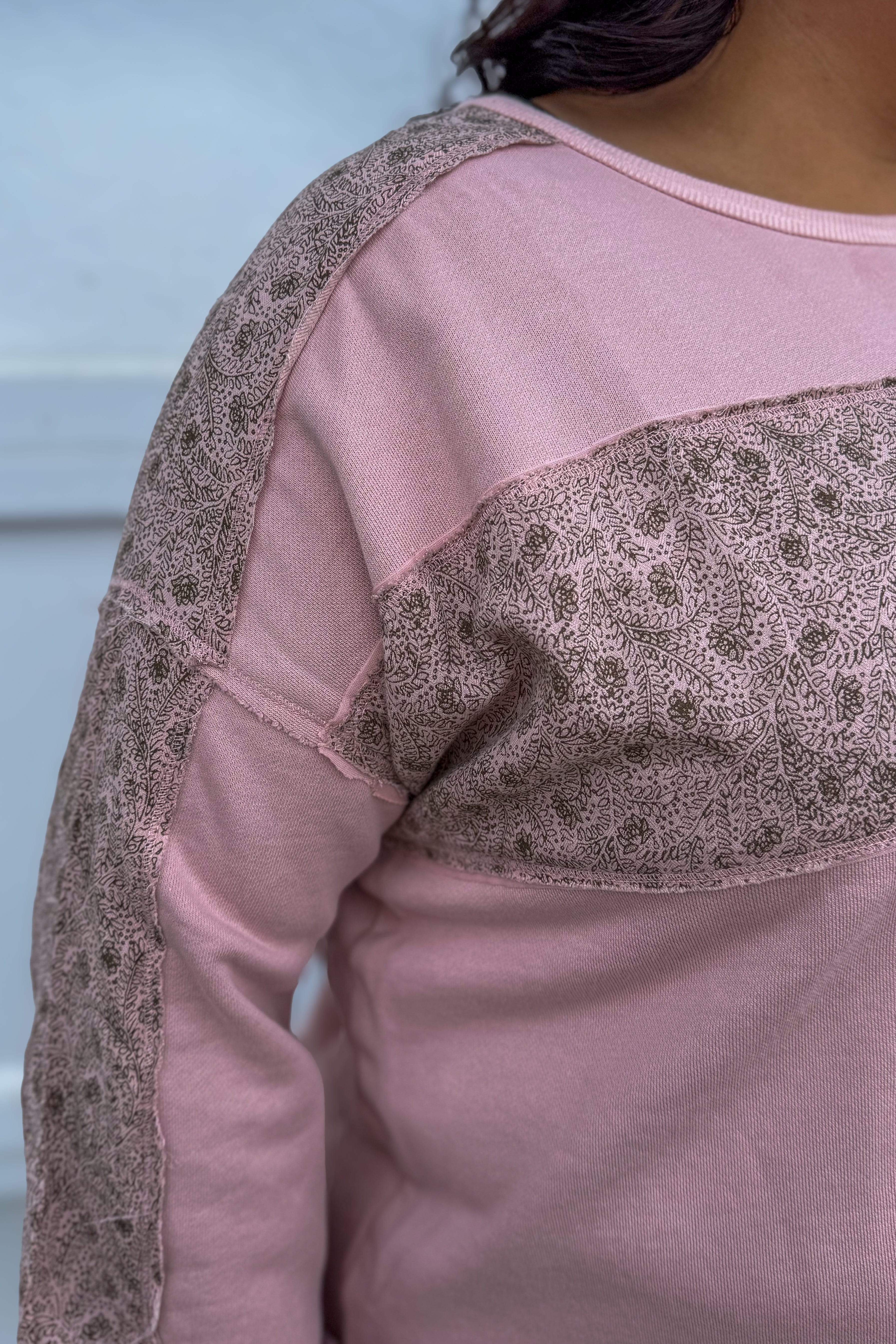 Dusty Pink Crewneck Floral Contrast details