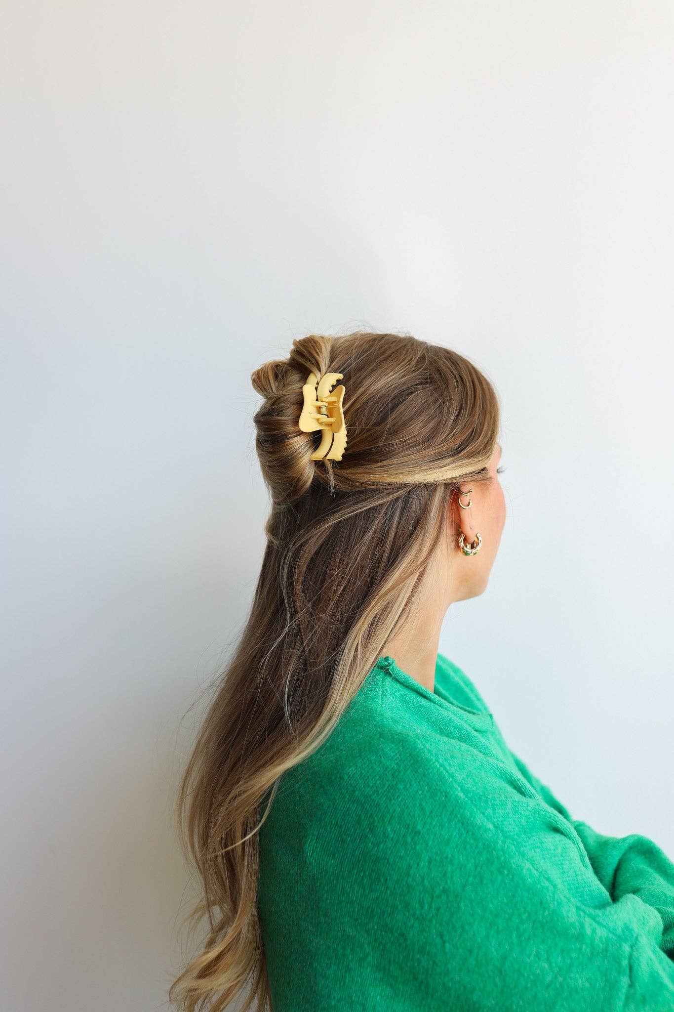KAXI MINI WAVY HOLD EVERYTHING CLAW: EVERGREEN