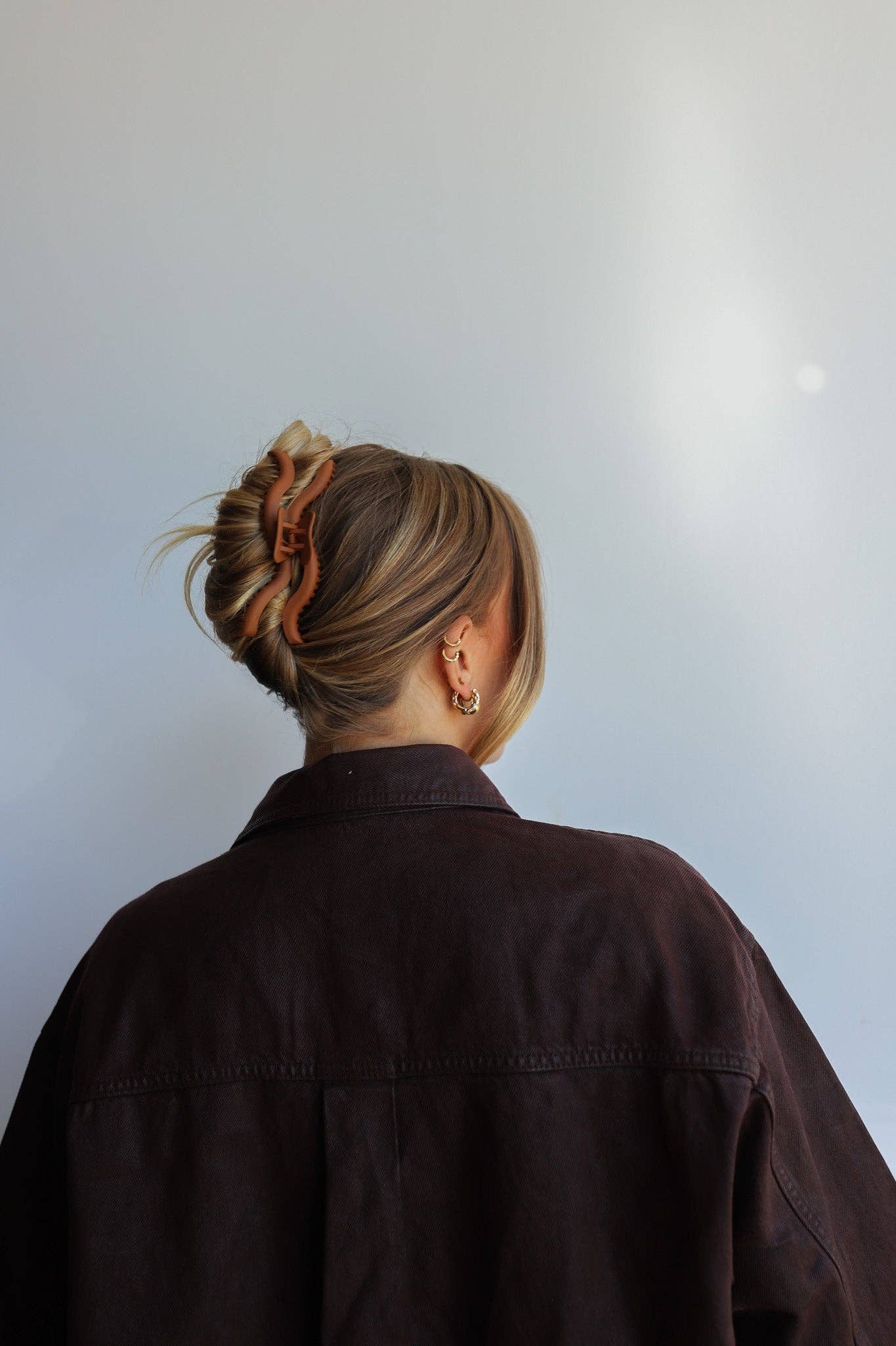 KAXI ORIGINAL WAVY HOLD EVERYTHING CLAW: CHOCOLATE BROWN