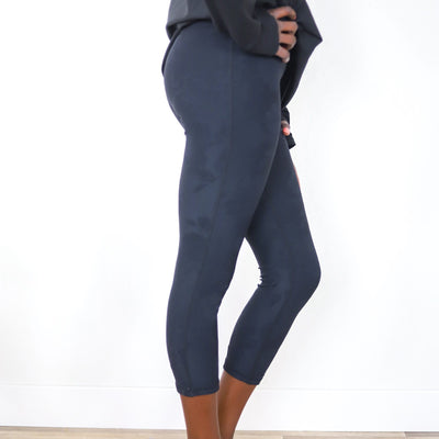 Black Texured Roses Highwaist Capri Legging
