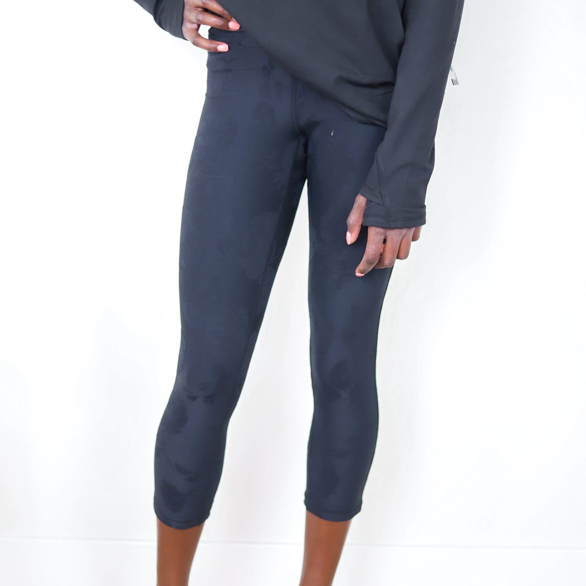 Black Texured Roses Highwaist Capri Legging