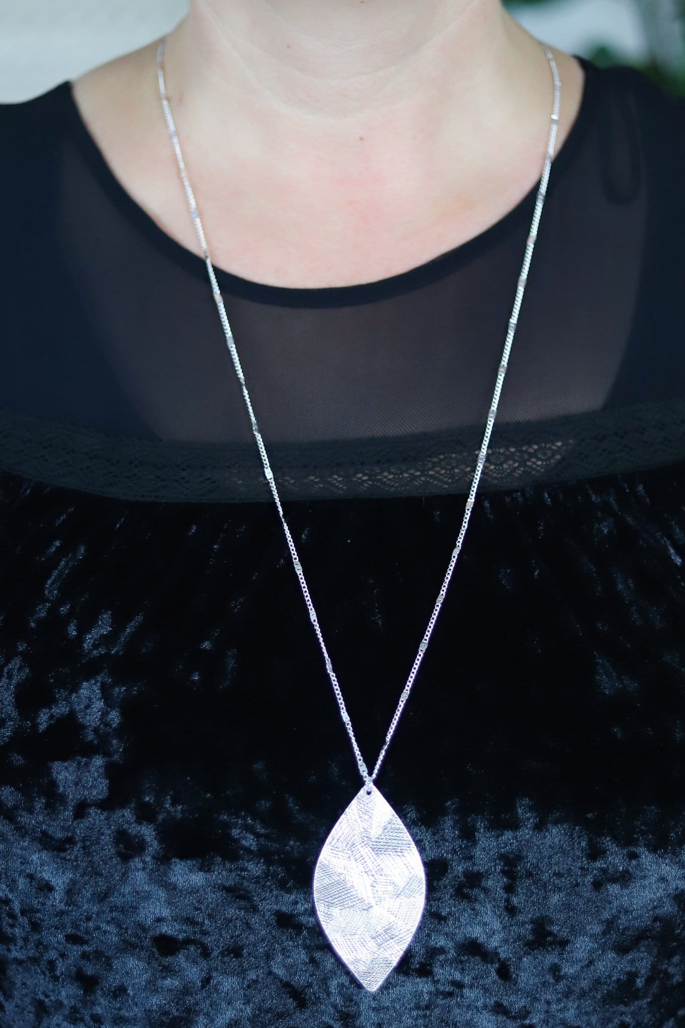 mottled sliver leave pendant necklace
