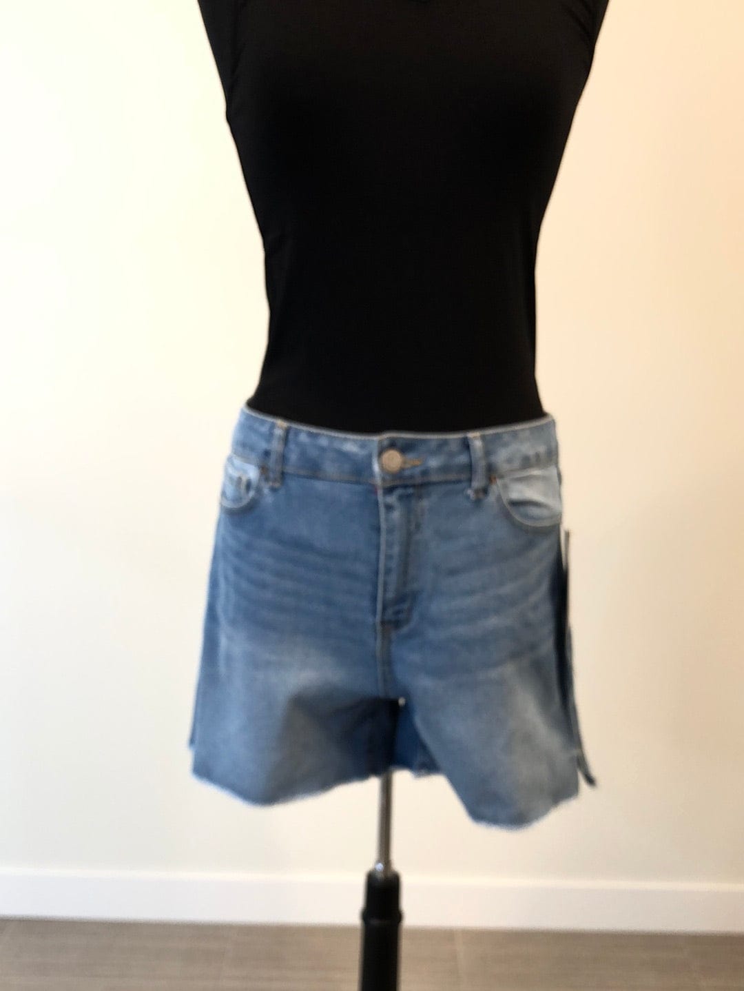 Curvy Mom Short W/ Scissor Hem